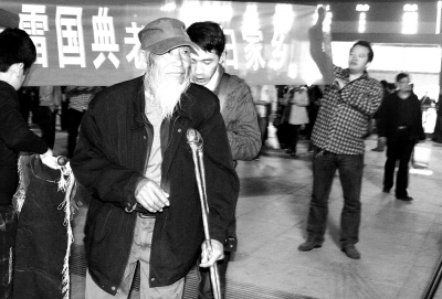 八旬抗战老兵因工伤致残 流落街头乞讨23载