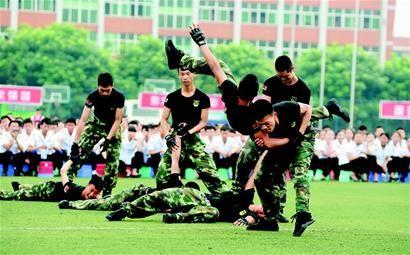 成都1所大学组建国内首支大学生反恐防暴队