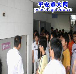 安全服务志愿者协会组织志愿者认识校园消防设施