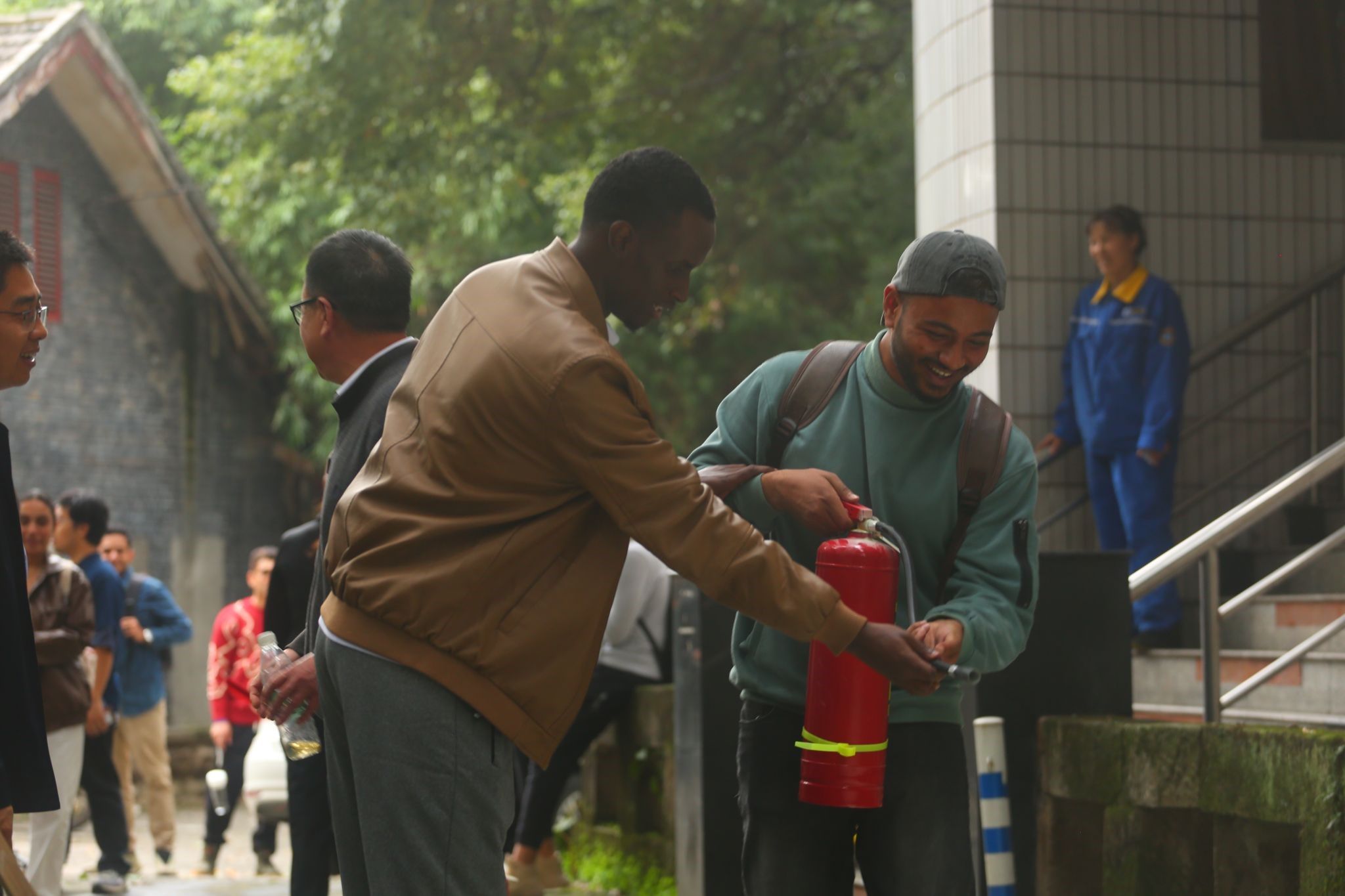 国际处组织开展重庆大学留学生消防应急疏散演练和宿舍安全专项检查活动