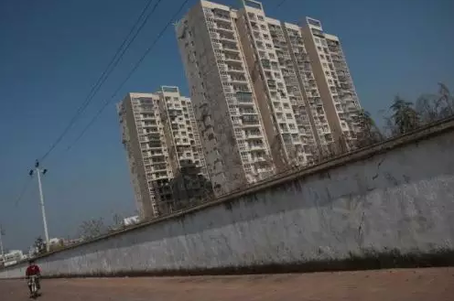 \ 六问小区拆围墙:谁有权力这么做?打开后安全吗?
