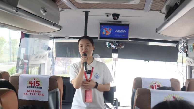 师生同上一堂“行走的国安课”：重庆大学“国安号”校车出发啦