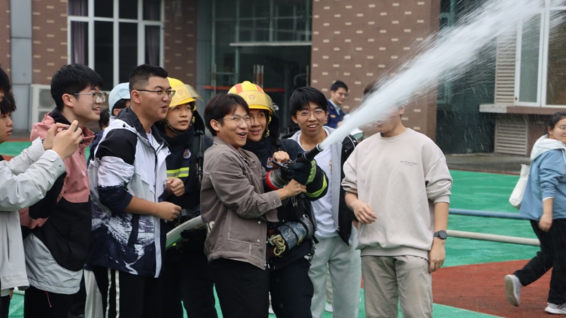 学生社区楼层长参观大学城消防救援站