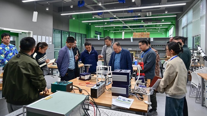 筑牢安全防线，护航交叉创新——学生交叉创新中心召开实验室安全现场办公会